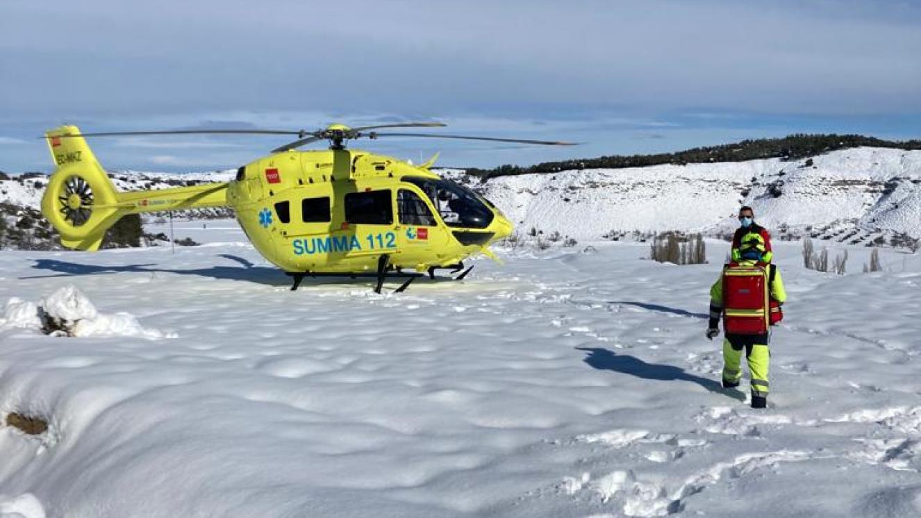 Equipo sanitario del SUMMA 112 regresando al Helicóptero tras asistir a un paciente durante el Temporal de Nieve Filomena 