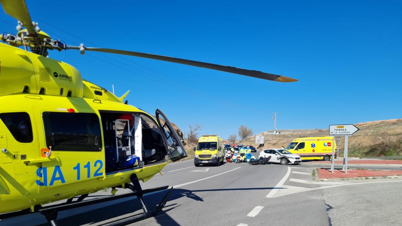 Helicóptero del SUMMA 112 en la atención de un accidente de tráfico junto con una UVI Móvil y una Ambulancia Asistencial del SUMMA 112