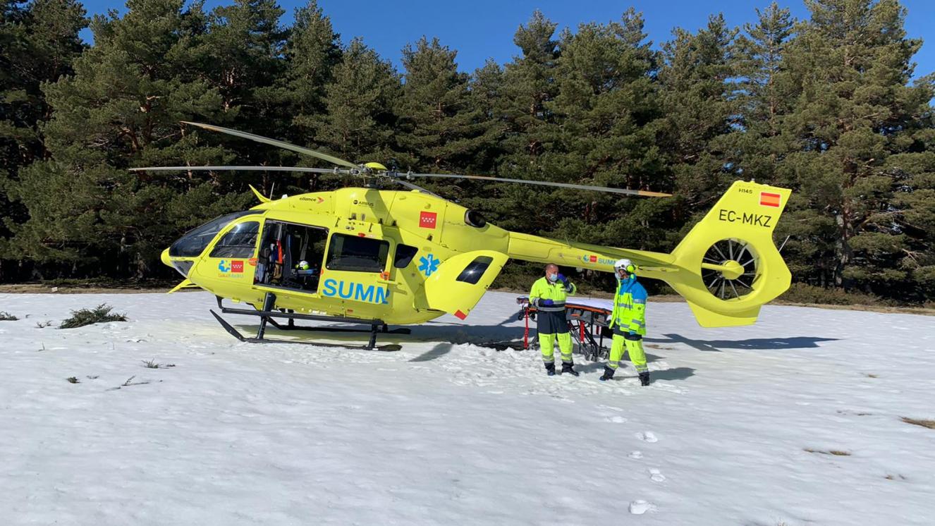 Helicóptero del SUMMA 112 en la atención de un accidentado mientras practicaba deporte de montaña 