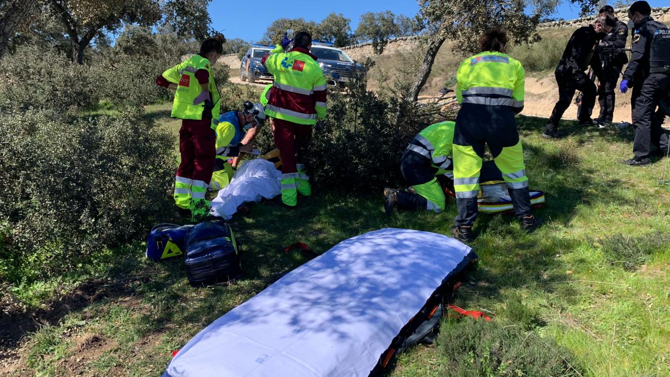 Sanitarios de una Ambulancia y el Helicóptero del SUMMA 112 asisten a un ciclista tras caída en una zona forestal