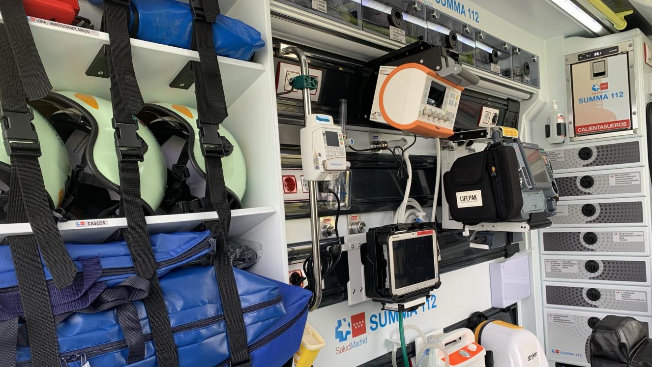 Detalle del espacio donde se ubican los equipos de inmovilización y cascos de protección junto con el equipamiento electromedico del interior de la cabina asistencial 
