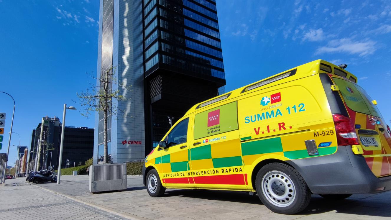 Vehículo de Intervención Rápida del SUMMA 112 estacionado junto a una de las cuatro torres de Madrid