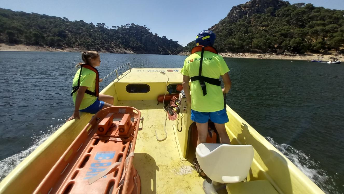 Dos Técnicos en Emergencias Sanitarias - Socorristas del Dispositivo del SUMMA 112 en el Pantano de San Juan a bordo de la Embarcación rígida realizando una patrulla preventiva por las aguas del Pantano