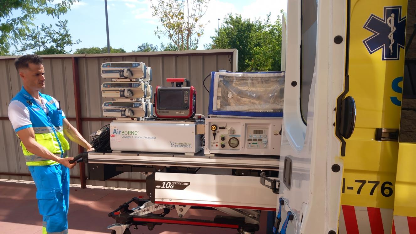 Técnico en Emergencias Sanitarias extrayendo la Incubadora de Alta Complejidad del Interior del Vehículo de Neonatos del SUMMA 112 