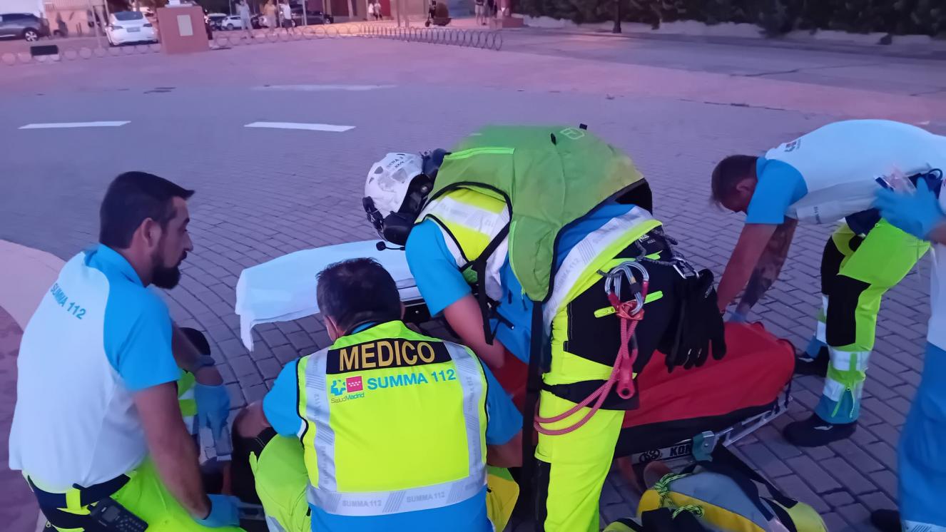 Profesionales del SUMMA 112 asistiendo a un paciente junto a la helisuperficie de la localidad de El Molar