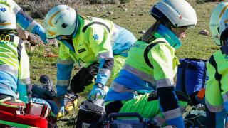 Dos equipos de profesionales del SUMMA 112 asisten a dos pacientes victimas de un accidente ciclista en una vía pecuaria 