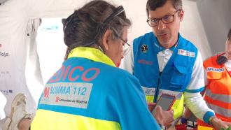 Dos médicos del SUMMA 112 dentro del Hospital de Campaña del Simulacro celebrado en Valencia de Alcántara, realizando el triaje del paciente con un teléfono inteligente que procesa y envía la información en tiempo real al Puesto de Mando 