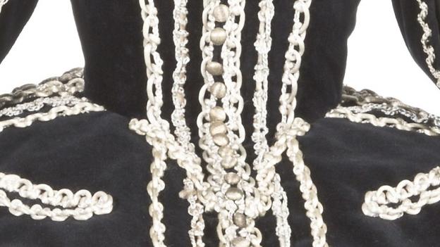 Con capa y espada. La moda en la época de Cervantes Detalle de un vestido de época