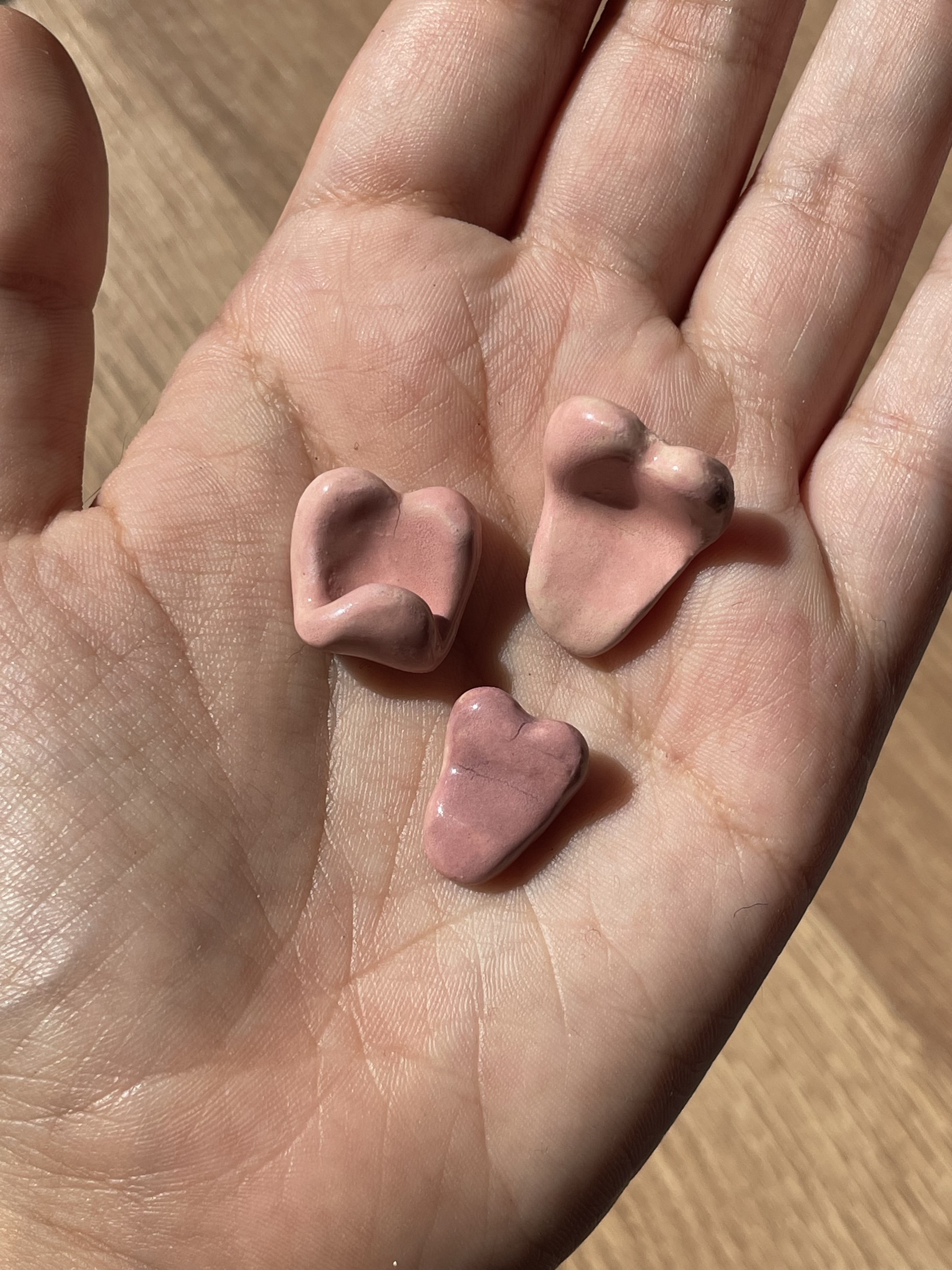 blanca arias Una mano que sujeta tres piezas cerámicas con forma de lenguas