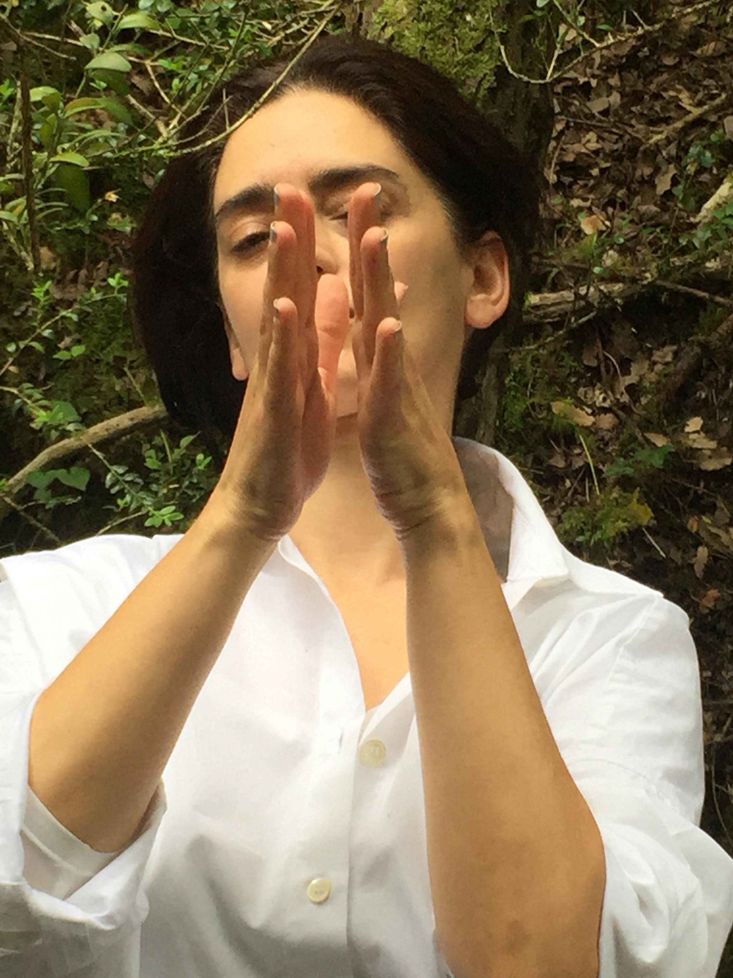 Retrato de Isabel de Naverán. Foto © Lorea Alfaro, 2021 Retrato de una mujer con camisa blanca