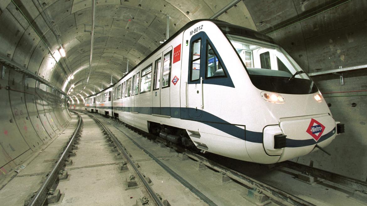 Metro circulating inside a tunnel