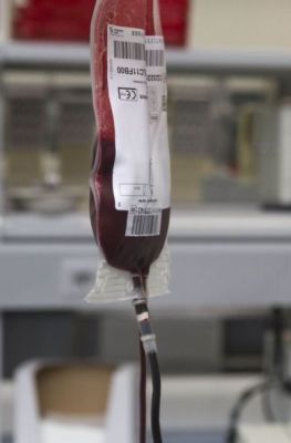Bolsa de sangre con su etiqueta