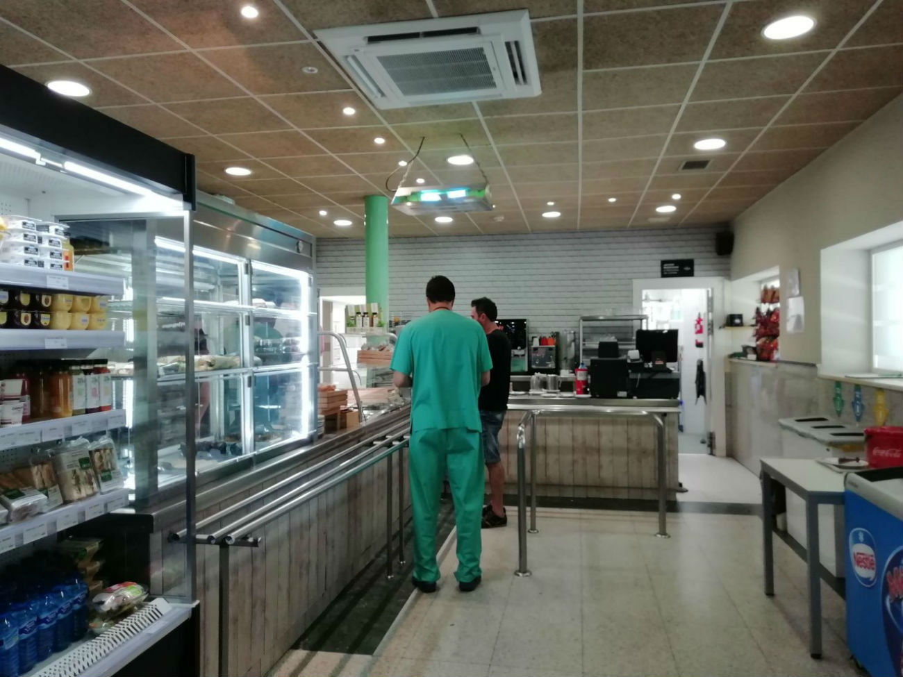 Hospital El Escorial eliminates plastic from water bottles in the cafeteria  | Madrid's community