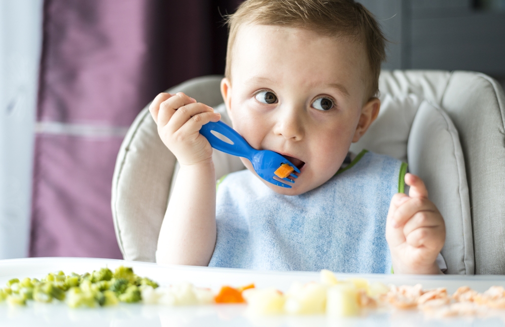 niño comiendo con cuchara