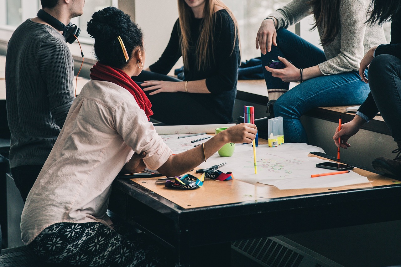 Grupo de personas trabajando en equipo