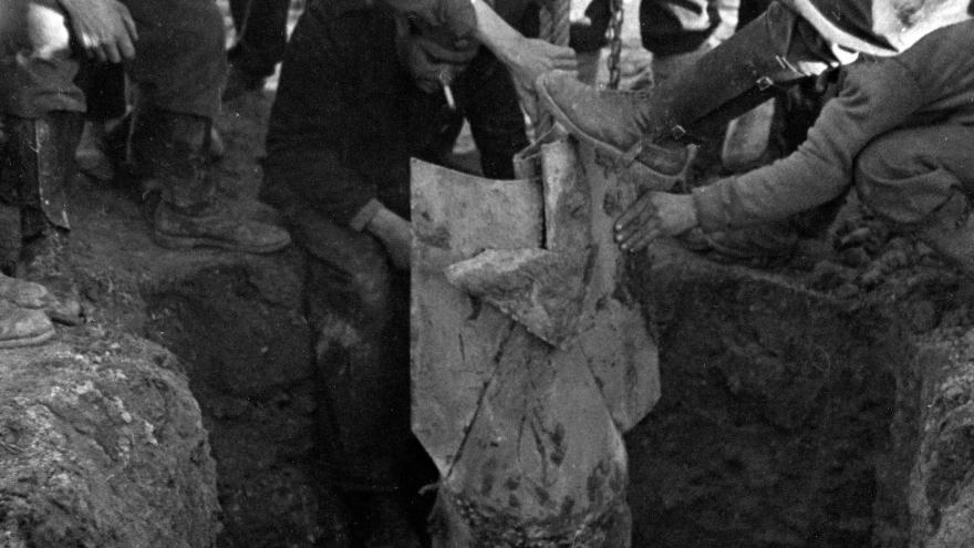 Extraction of an unexploded aviation bomb on the outskirts of Alcalá de Henares