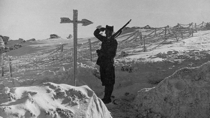 Francoist soldiers in front of the Sierra de Guadarrama, positions of Cabeza Líjar