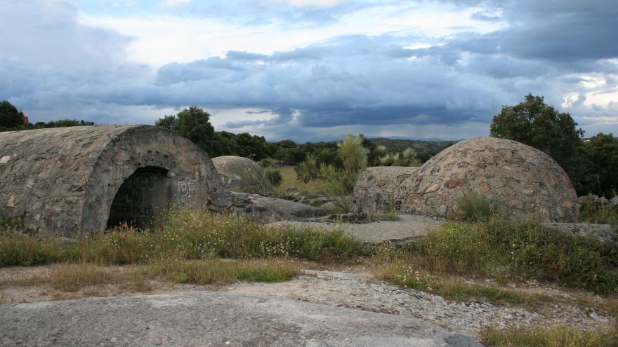 Catenary housing belonging to a Francoist fortified camp, Navalagamella