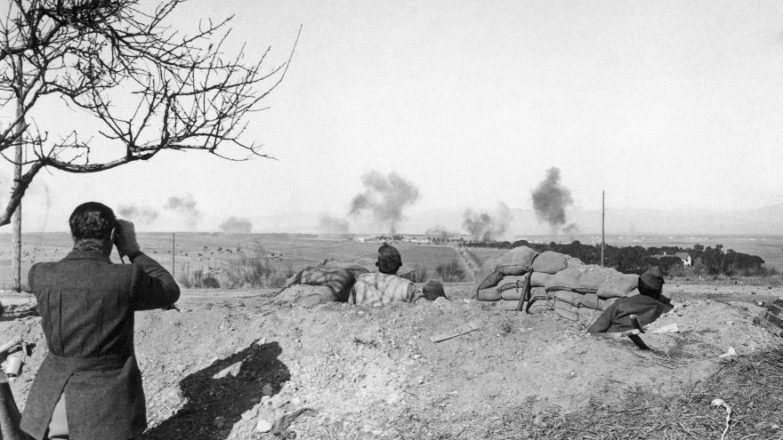 Soldiers of the Francoist army observing the bombing of the outskirts of Madrid