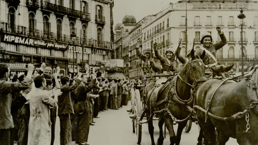 Members of the Republican People's Army pass through Puerta del Sol before heading to the front