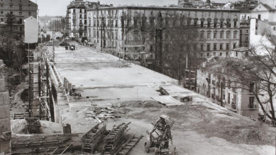 Reconstruction of the viaduct that connects the Royal Palace with San Francisco el Grande after the damage caused by the Civil War