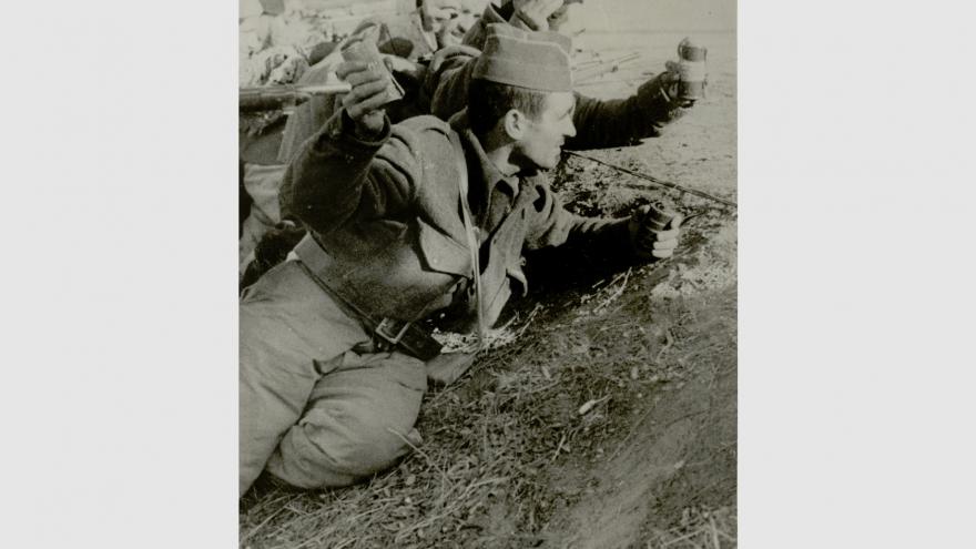 Soldiers throwing grenades