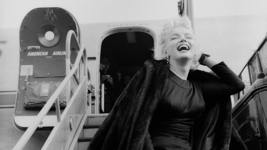 La actriz Marilyn Monroe bajando de un avión