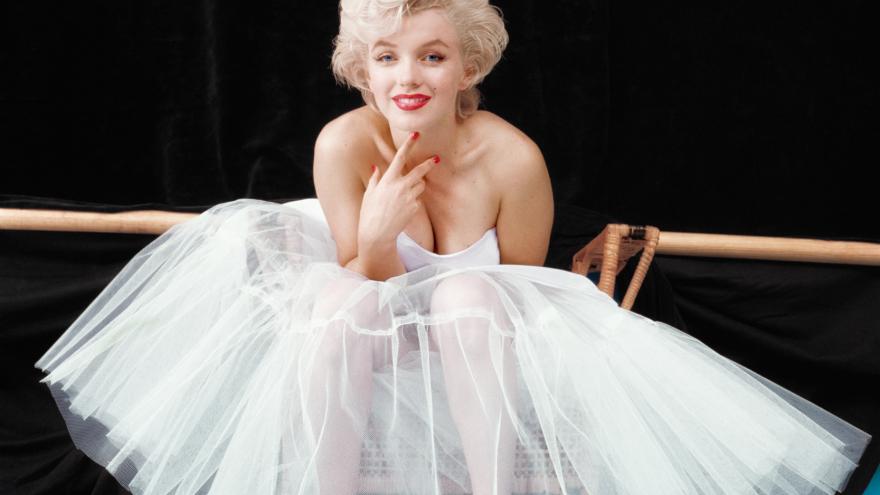 Marilyn con tutú sentada en