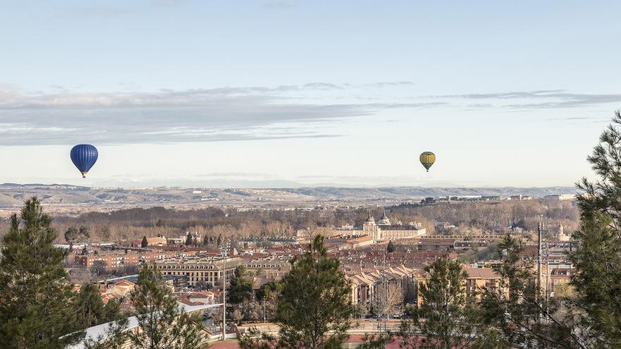 Ciudad sobrevolada por 2 globos aerostáticos