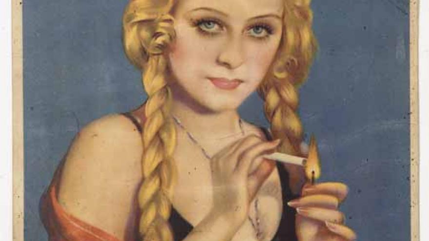 Chica con trenzas rubias encendiendo un cigarro