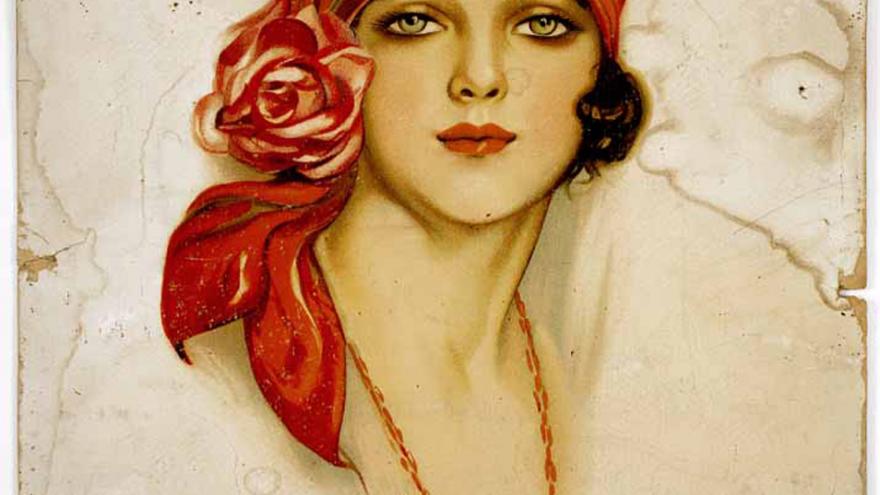 Mujer cubierta con pañuelo rojo y con rosa roja 