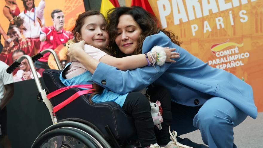 La presidenta abrazando a una de las niñas deportistas