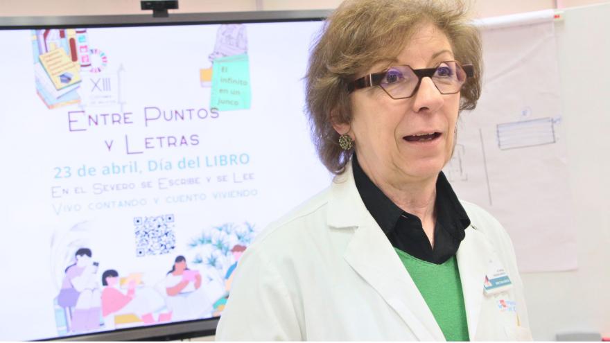 Directora médica del Hospital Universitario Severo Ochoa con fondo de pantalla de TV