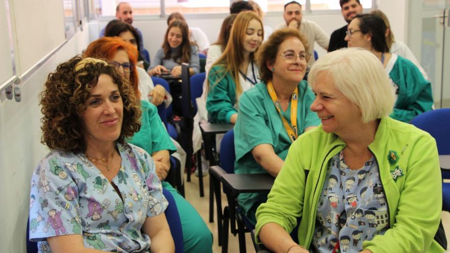 Asistentes a la entrega de premios del certamen 'Entre puntos y letras'