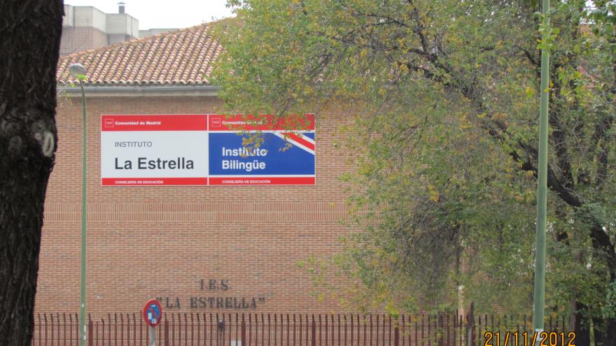 Facade and poster of the bilingual Institute La Estrella