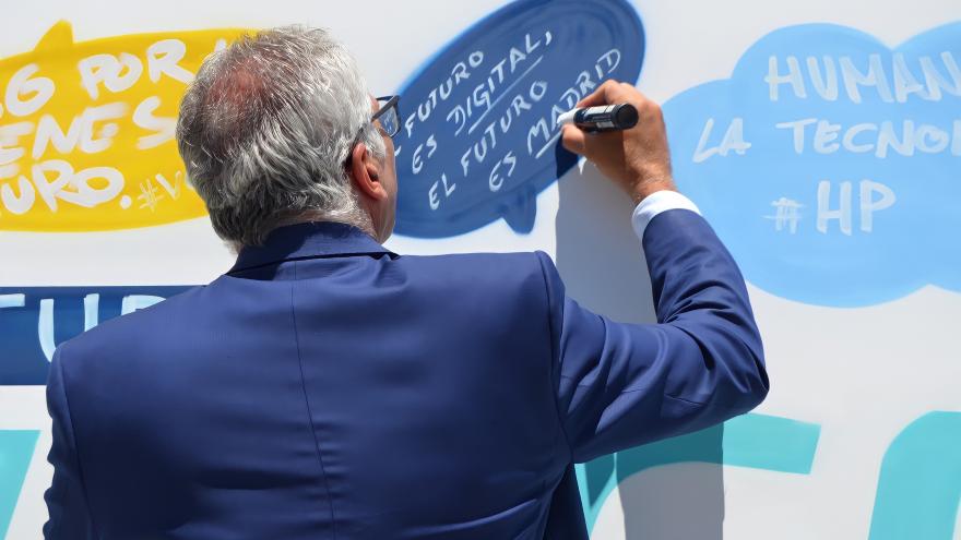 El consejero Carlos Izquierdo firmando una pared