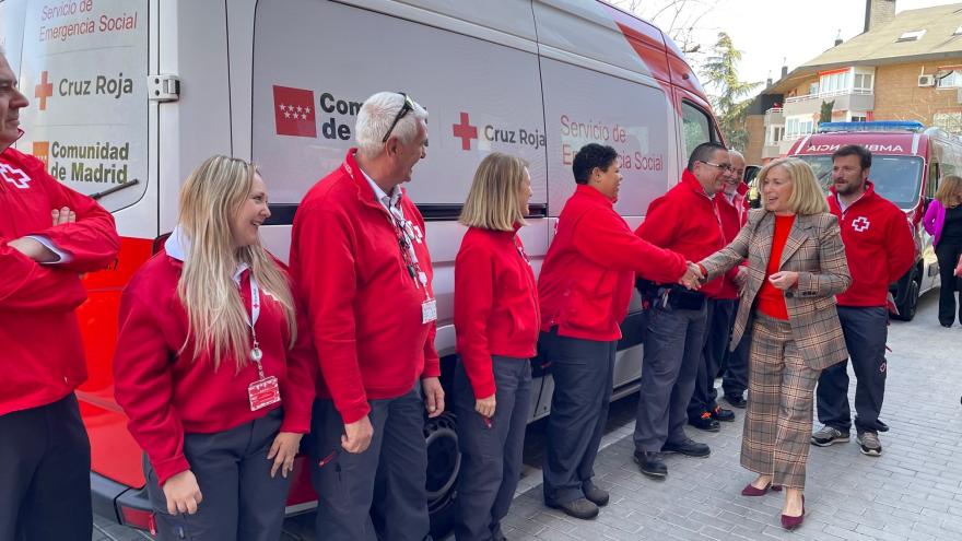 La consejera saluda a uno de los equipos del servicio de emergencia