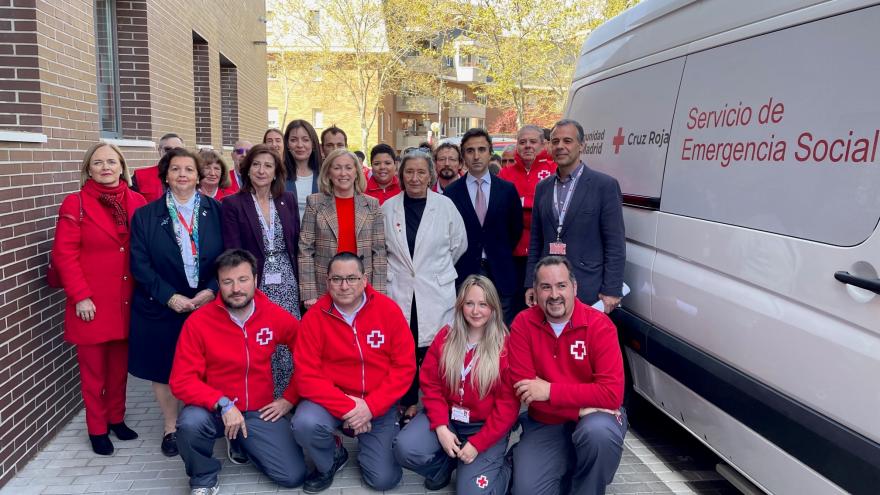 La consejera junto a uno de los equipos del servicio de emergencia