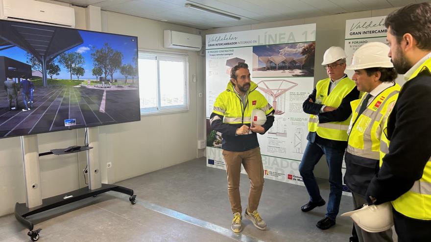 El consejero durante su visita a las obras