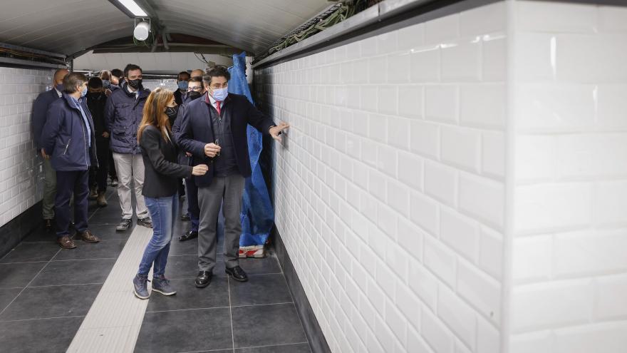 El consejero observa una de las paredes de cerámica blanca en el metro