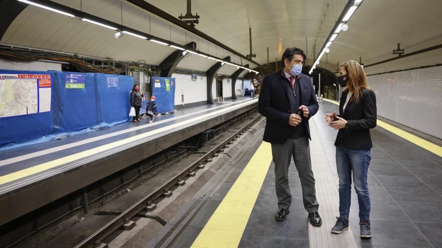 El consejero conversa con una responsable de las obras en el metro