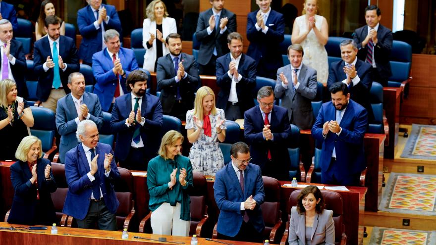 Los diputados aplauden a la presidenta