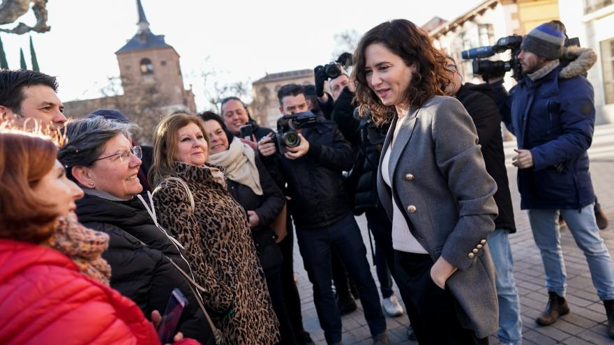 La presidenta conversa con vecinos de Alcalá de Henares