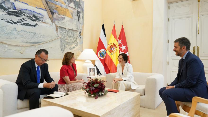 La presidenta reunida con la embajadora