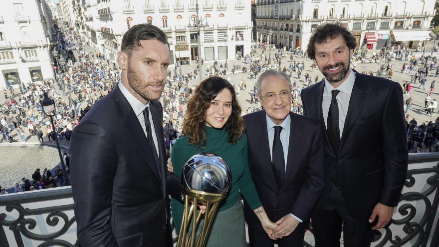 La presidenta en el balcón con los jugadores y Florentino Pérez