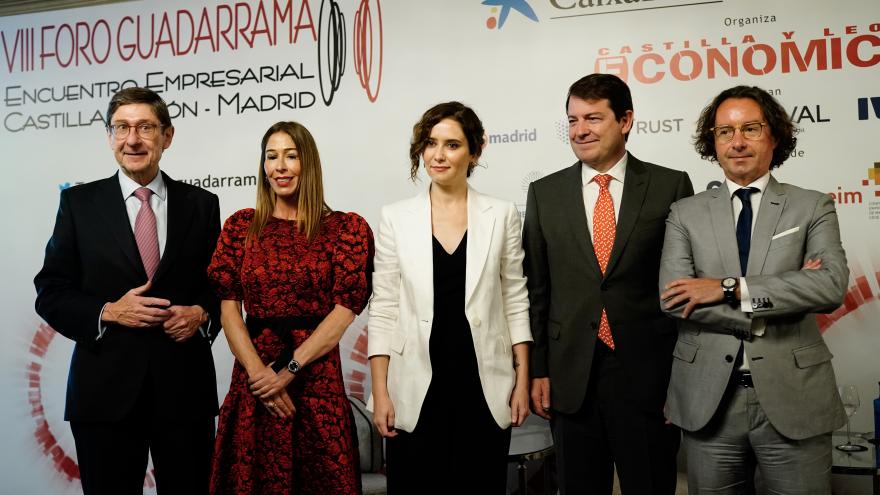 La presidenta con algunos de los asistentes al VIII Foro de Guadarrama, entre ellos, Fernández Mañueco