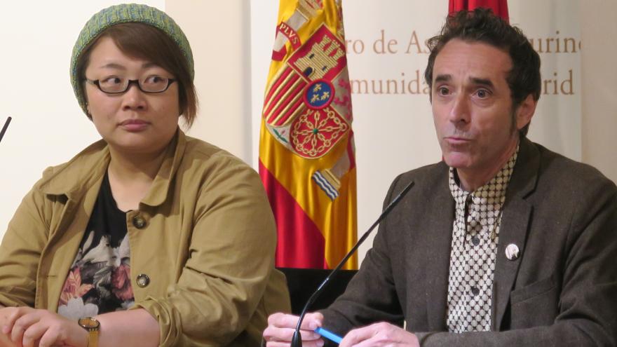 Fernando González Viñas y la autora Est Em durante la inauguración de la exposición en la Sala Antonio Bienvenida