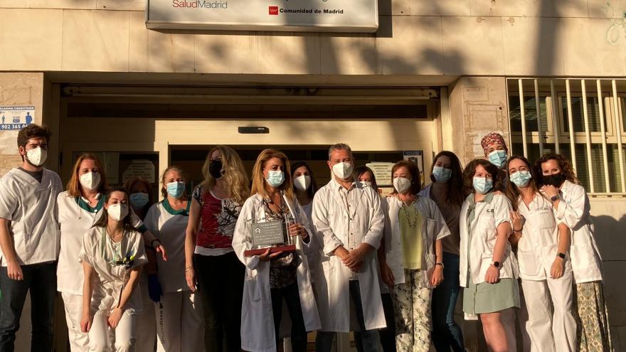 Los profesionales en exterior del Centro de Salud Reyes Magos durante el acto homenaje