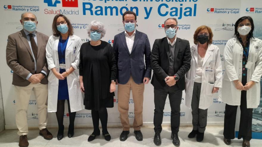 Imagen de fotocall de las personalidades asistentes al evento en el Hospital Universitario Ramón y Cajal