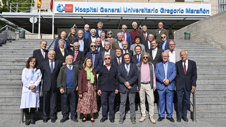 En la puerta del hospital la Primera promoción de Medicina del Hospital Gregorio Marañón